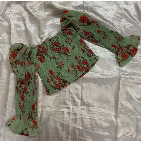 Smocked top (can be worn off or on shoulder)
Size - 32B/C to 34B/C - Picture 2 of 6